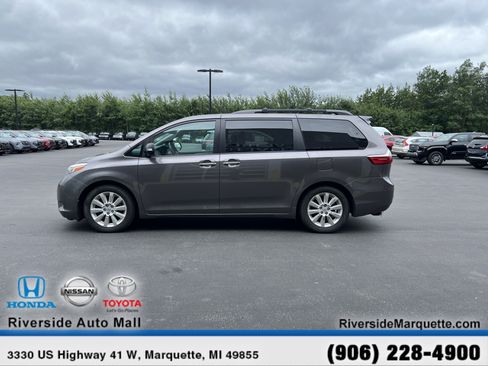 Used 2015 Toyota Sienna Limited Premium w/ Four Season Floor Mat Package FWD image 4