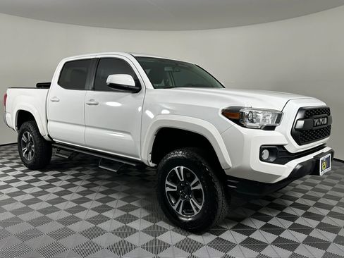 Used 2017 Toyota Tacoma SR5 w/ Tow Package AWD/4WD image 6