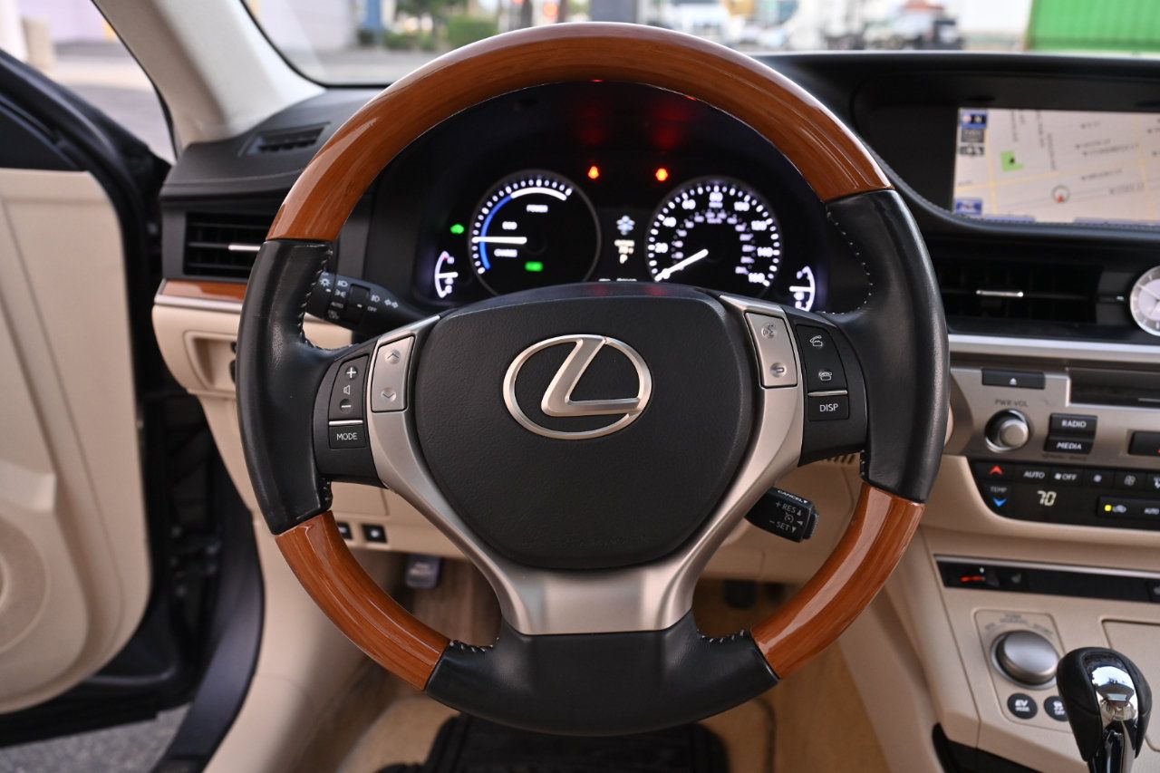 Used 2013 Lexus ES 300h w/ Premium Pkg FWD image 18