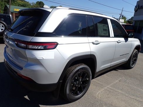 New 2025 Jeep Grand Cherokee Altitude image 7