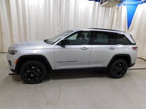 New 2025 Jeep Grand Cherokee Altitude image 2
