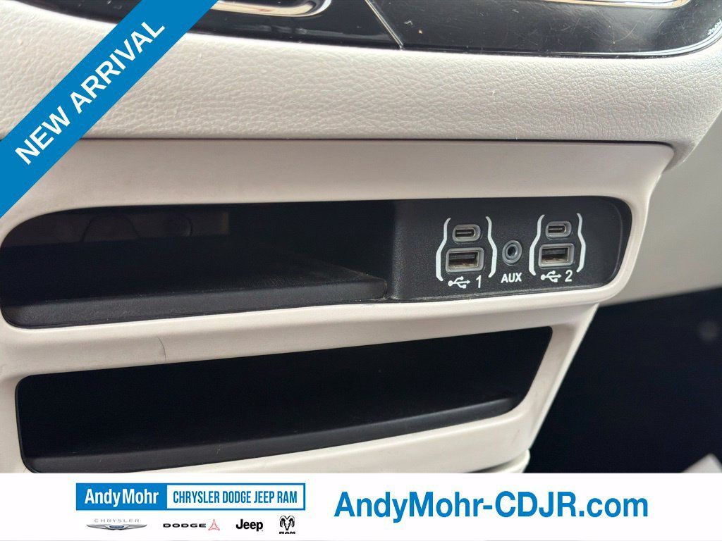 Used 2024 Chrysler Pacifica Touring-L FWD image 37