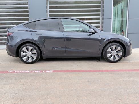 Used 2024 Tesla Model Y Long Range image 11