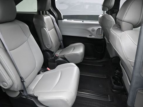 Used 2025 Toyota Sienna XLE w/ XLE Plus Package AWD/4WD image 33