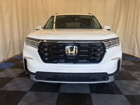 Used 2025 Honda Pilot Touring image 4