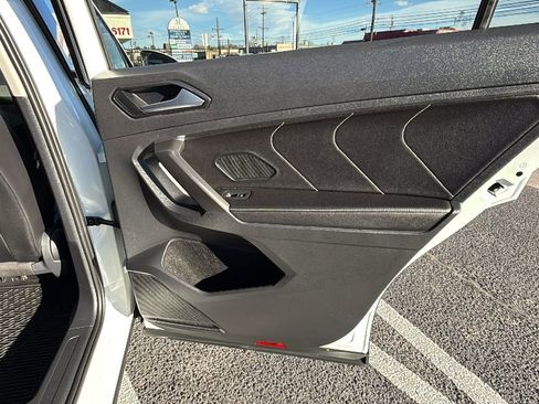Used 2022 Volkswagen Tiguan SE w/ Panoramic Sunroof Package image 15