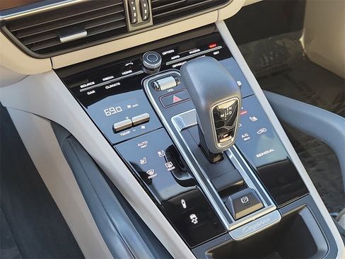 Certified 2022 Porsche Cayenne Platinum Edition image 32