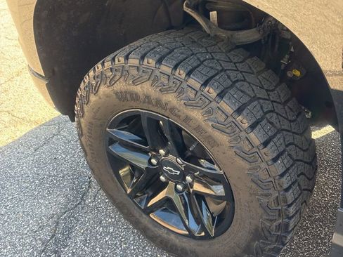 Used 2025 Chevrolet Silverado 1500 Custom Trail Boss w/ Dark Appearance Package image 10