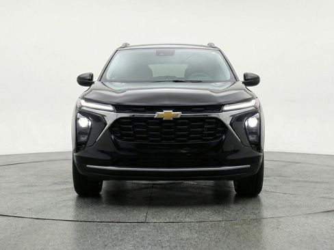 Used 2025 Chevrolet Trax LT w/ LT Convenience Package image 2