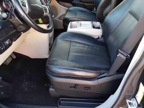 Used 2016 Chrysler Town & Country Touring-L w/ Driver Convenience Group FWD image 7