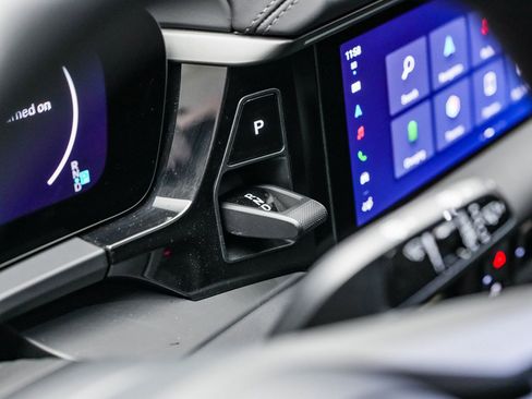 Certified 2025 Porsche Macan 4S Electric image 24