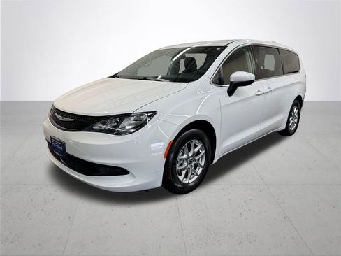 Used 2023 Chrysler Voyager LX image 2
