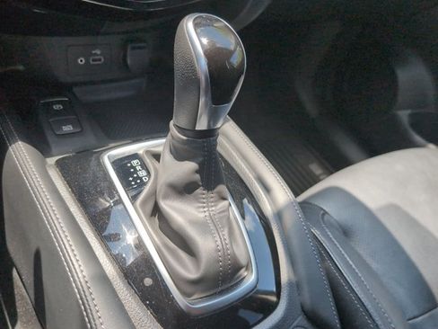 Used 2019 Nissan Rogue SL w/ Premium Package FWD image 17