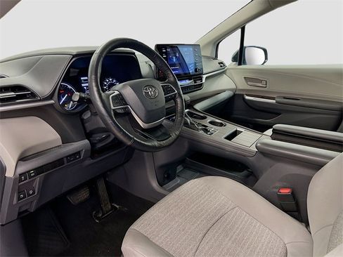 Used 2021 Toyota Sienna LE image 18