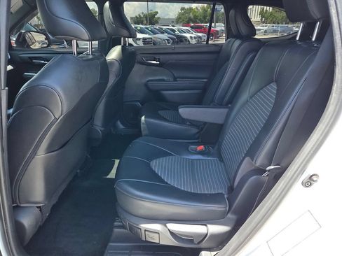 Used 2022 Toyota Highlander XSE FWD image 6