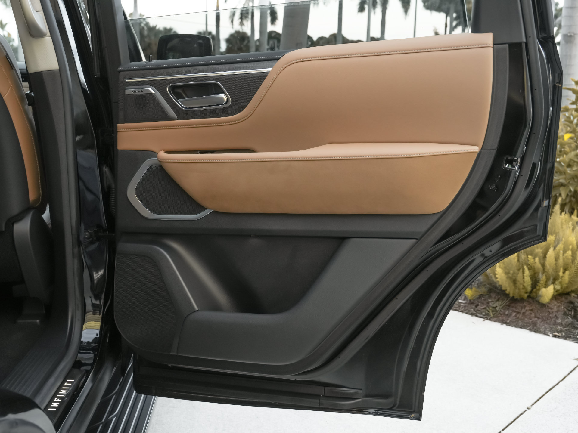 Certified 2025 INFINITI QX80 Luxe RWD image 42
