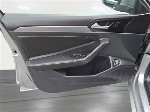 Used 2024 Volkswagen Jetta SE image 16