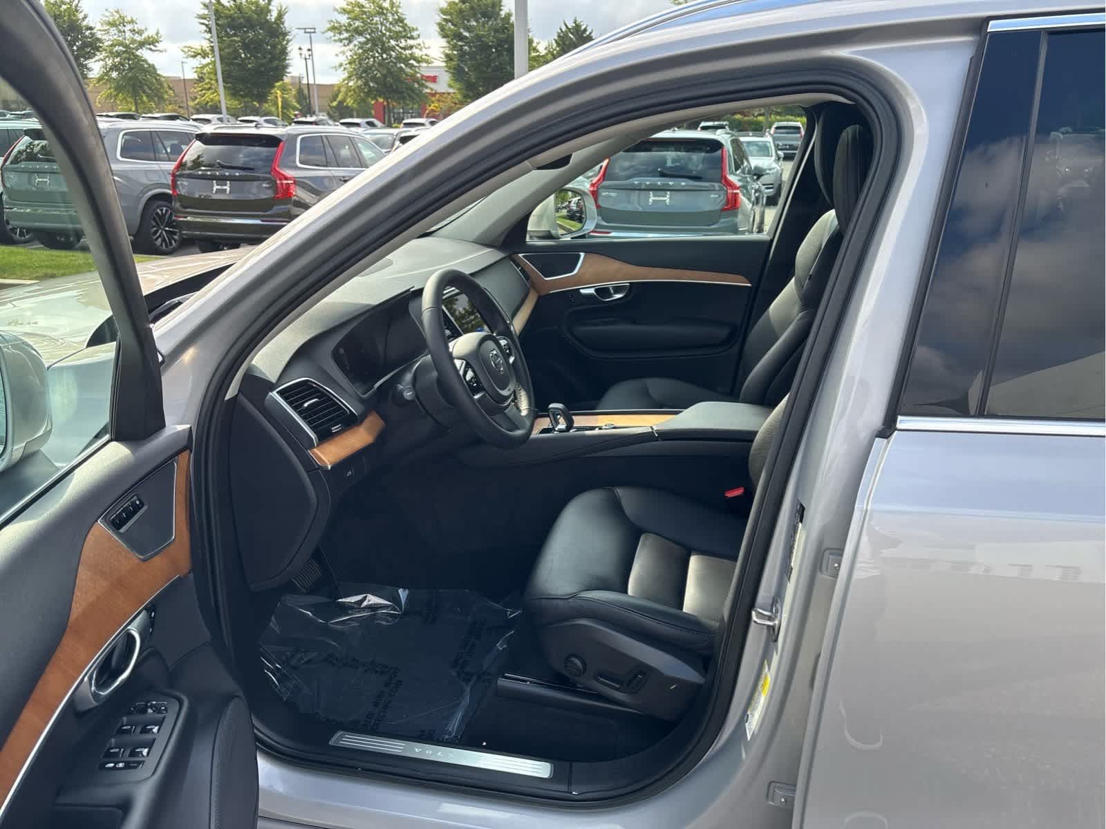 Used 2023 Volvo XC90 B6 Plus w/ Protection Package AWD/4WD image 12