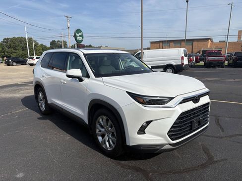Used 2025 Toyota Grand Highlander FWD image 2