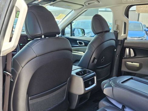 Used 2025 Kia Carnival FWD image 12