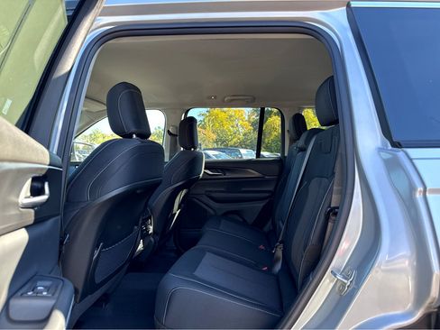 Used 2023 Jeep Grand Cherokee Laredo image 10