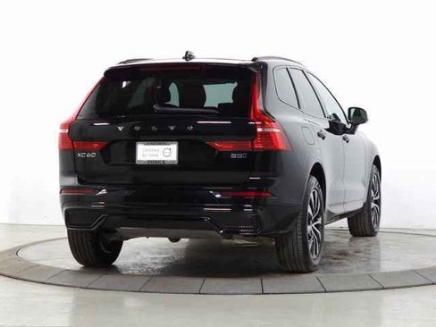 Certified 2025 Volvo XC60 B5 Core image 12
