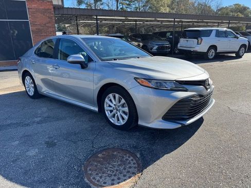 Used 2020 Toyota Camry LE image 4