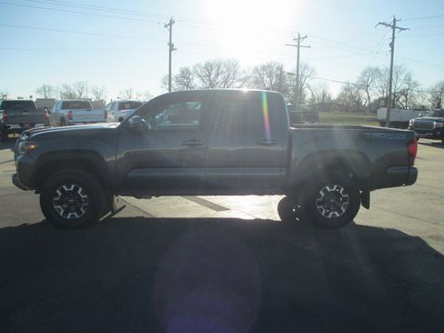 Used 2019 Toyota Tacoma TRD Sport image 8