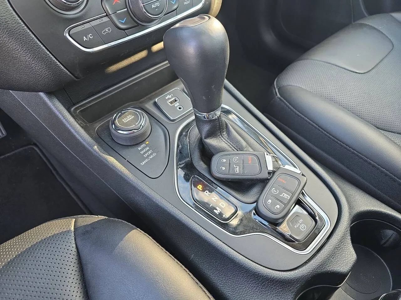 Used 2022 Jeep Cherokee Limited AWD/4WD image 20