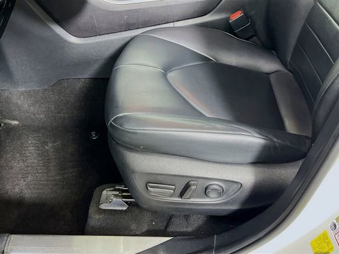 Used 2023 Toyota Highlander XLE AWD/4WD image 18