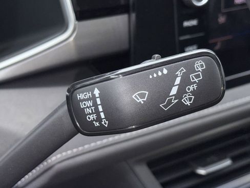 Used 2025 Volkswagen Taos SE FWD image 23