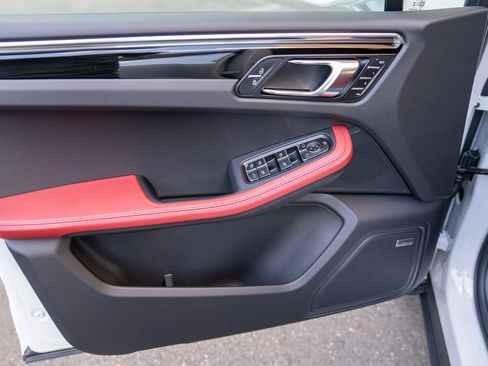 Certified 2025 Porsche Macan image 10