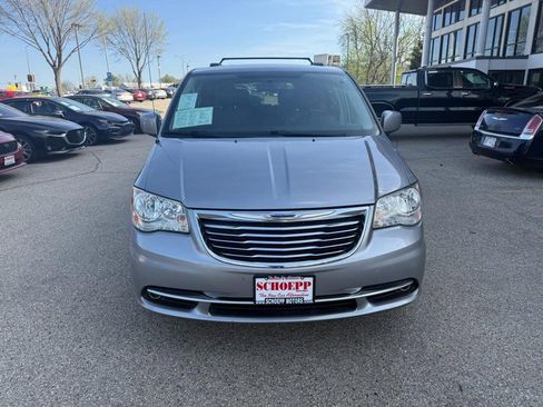 Used 2016 Chrysler Town & Country Touring FWD image 2
