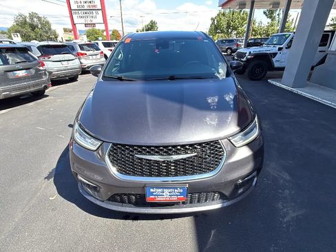 Used 2023 Chrysler Pacifica Touring FWD image 8
