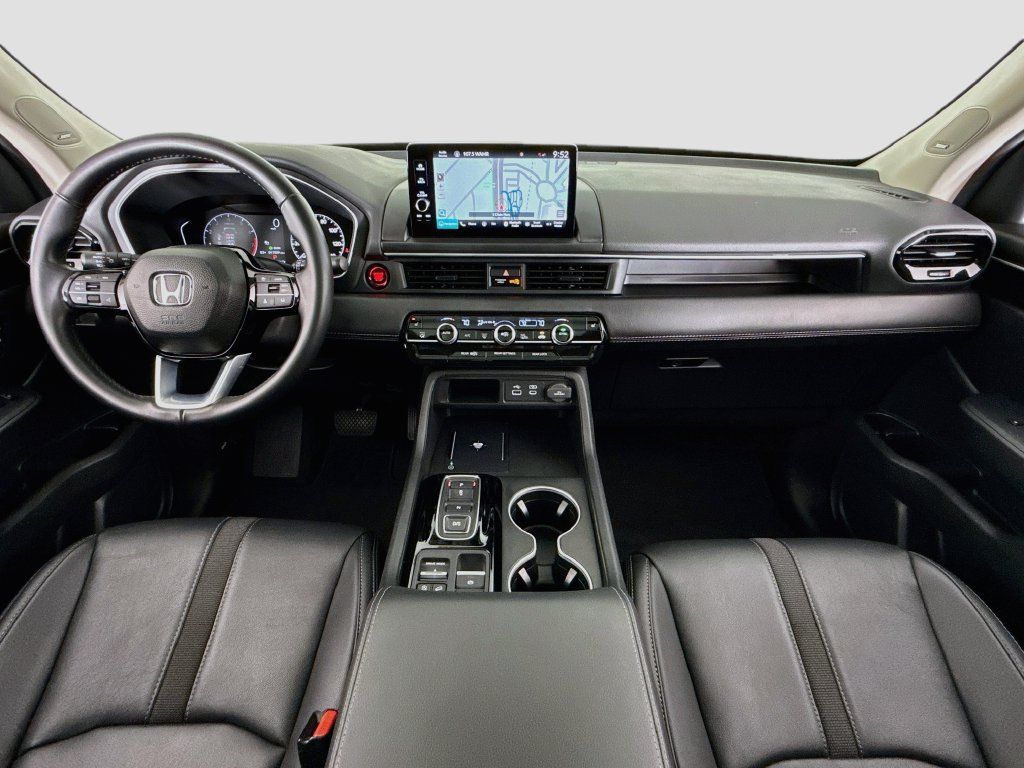 Used 2025 Honda Pilot Touring image 9