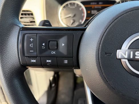 Used 2023 Nissan Rogue SV FWD image 16