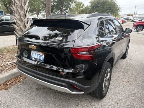 Used 2024 Chevrolet Trax LT FWD image 8