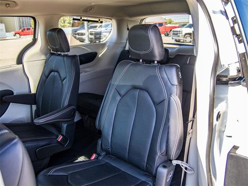 Used 2022 Chrysler Pacifica Touring-L image 24