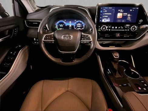 Used 2025 Toyota Highlander Limited AWD/4WD image 7