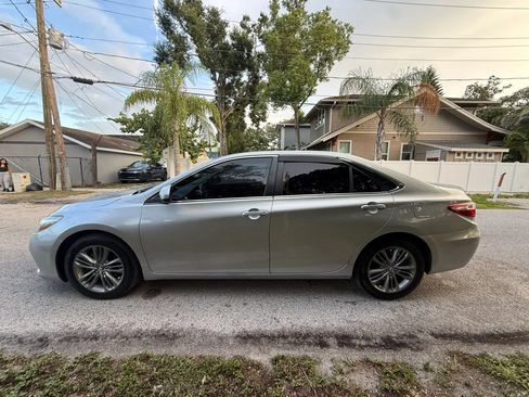 Used 2015 Toyota Camry SE w/ Moonroof Package FWD image 9