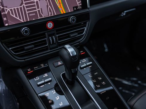 Certified 2026 Porsche Macan AWD/4WD image 25