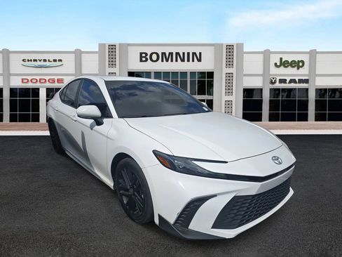 Used 2025 Toyota Camry SE w/ Convenience Package FWD image 2