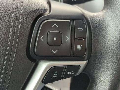 Used 2018 Toyota Highlander LE image 23