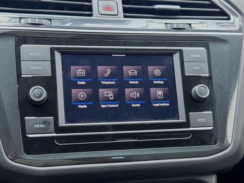 Used 2020 Volkswagen Tiguan S image 9