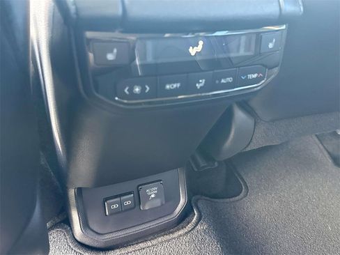 Used 2024 Toyota Highlander Platinum image 28