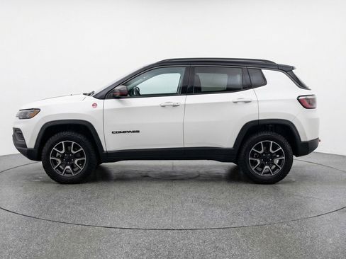 Used 2025 Jeep Compass Trailhawk image 5
