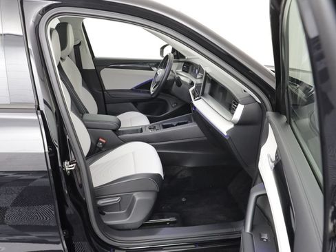 Used 2025 Volkswagen Tiguan SE w/ Panoramic Sunroof Package AWD/4WD image 19