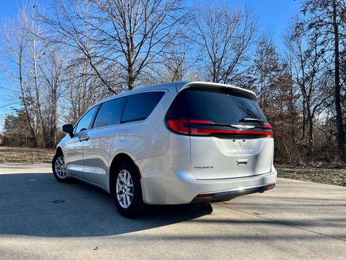 Used 2024 Chrysler Pacifica Touring-L image 7