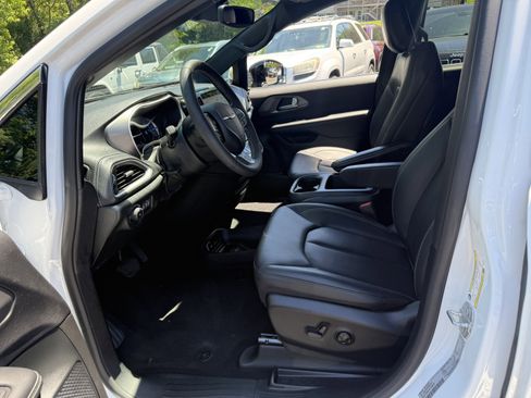 Used 2025 Chrysler Pacifica Select FWD image 9