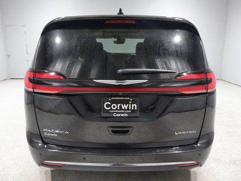 Used 2024 Chrysler Pacifica Limited FWD image 3